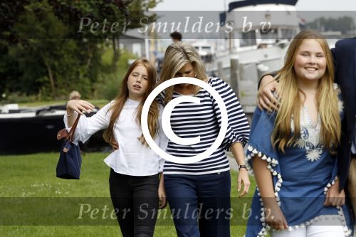 Warmond 7 juli 2017
Koninklijk fotouurtje in Warmond . Koning Willem Alexander Koningin Maxima prionses Amalia Ariane en Alexia komen aanvaren met een sloep.
