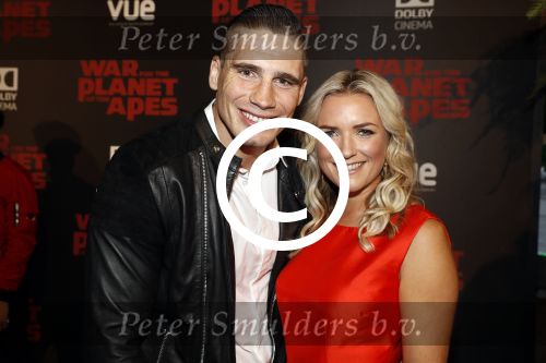 Hilversum 11 juli 2017
Premiere war of the planet of the apes in bioscoop Hilversum. laurien Verstraten met Rico Verhoeven