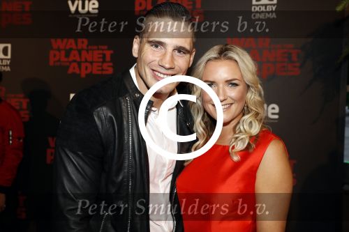 Hilversum 11 juli 2017
Premiere war of the planet of the apes in bioscoop Hilversum. laurien Verstraten met Rico Verhoeven