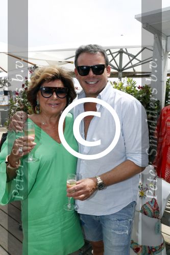 Saint Tropez 3 augustus 2017
Jan des Bouvrie viert zijn 75e verjaardag met familie en vrienden bij Tropezina. Leco v Zadelhoff en Christine Kroonenberg