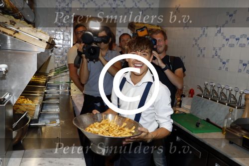 Amsterdam 21 juli 2017 
Lil Kleine en zijn beste vriend Daniel Lam openen een patatzaak bij het rembrandsplein. De zaak heet de Belg