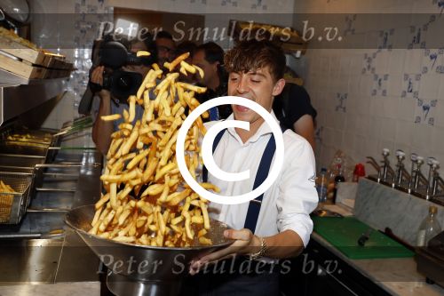 Amsterdam 21 juli 2017 
Lil Kleine en zijn beste vriend Daniel Lam openen een patatzaak bij het rembrandsplein. De zaak heet de Belg