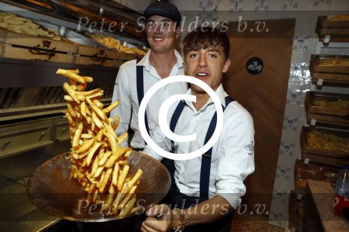 Amsterdam 21 juli 2017 
Lil Kleine en zijn beste vriend Daniel Lam openen een patatzaak bij het rembrandsplein. De zaak heet de Belg
