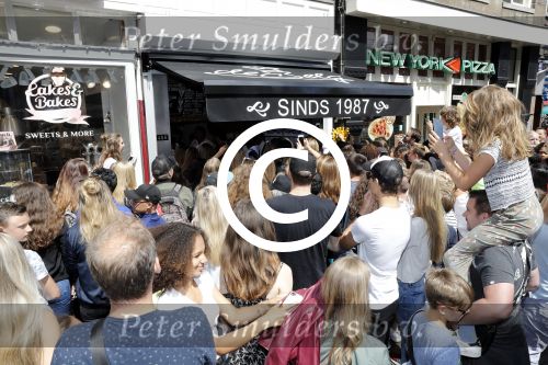 Amsterdam 21 juli 2017 
Lil Kleine en zijn beste vriend Daniel Lam openen een patatzaak bij het rembrandsplein. De zaak heet de Belg. Honderden fans voor de patatzaak