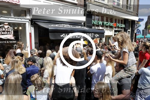 Amsterdam 21 juli 2017 
Lil Kleine en zijn beste vriend Daniel Lam openen een patatzaak bij het rembrandsplein. De zaak heet de Belg. Honderden fans voor de patatzaak