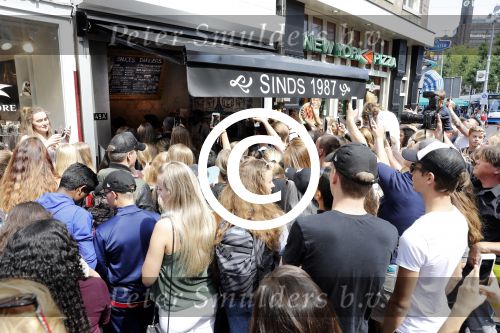 Amsterdam 21 juli 2017 
Lil Kleine en zijn beste vriend Daniel Lam openen een patatzaak bij het rembrandsplein. De zaak heet de Belg. Honderden fans voor de patatzaak