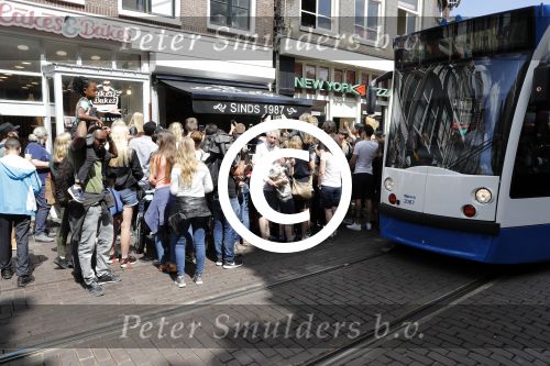 Amsterdam 21 juli 2017 
Lil Kleine en zijn beste vriend Daniel Lam openen een patatzaak bij het rembrandsplein. De zaak heet de Belg. Honderden fans voor de patatzaak