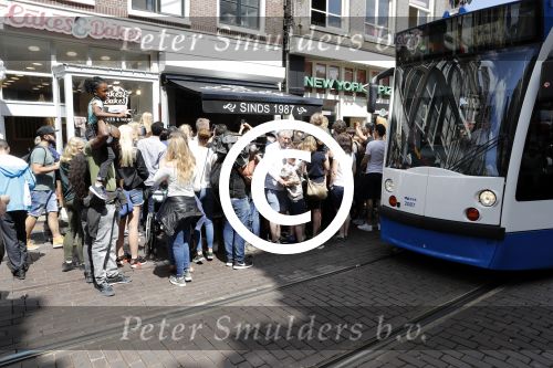 Amsterdam 21 juli 2017 
Lil Kleine en zijn beste vriend Daniel Lam openen een patatzaak bij het rembrandsplein. De zaak heet de Belg. Honderden fans voor de patatzaak