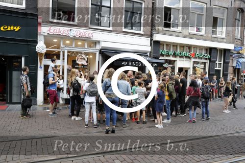 Amsterdam 21 juli 2017 
Lil Kleine en zijn beste vriend Daniel Lam openen een patatzaak bij het rembrandsplein. De zaak heet de Belg. Honderden fans voor de patatzaak