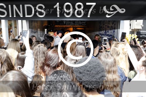 Amsterdam 21 juli 2017 
Lil Kleine en zijn beste vriend Daniel Lam openen een patatzaak bij het rembrandsplein. De zaak heet de Belg. Honderden fans voor de patatzaak