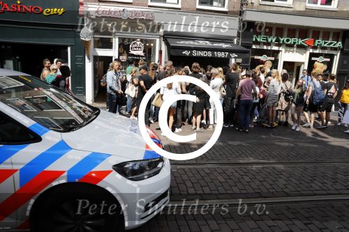 Amsterdam 21 juli 2017 
Lil Kleine en zijn beste vriend Daniel Lam openen een patatzaak bij het rembrandsplein. De zaak heet de Belg. Honderden fans voor de patatzaak