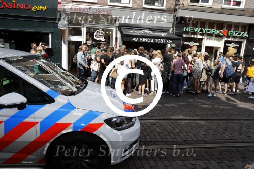 Amsterdam 21 juli 2017 
Lil Kleine en zijn beste vriend Daniel Lam openen een patatzaak bij het rembrandsplein. De zaak heet de Belg. Honderden fans voor de patatzaak