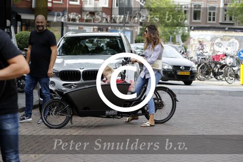 Amsterdam 15 juli 2017 
Maria Tailor met kinderen in de bakfiets . Haar vriend Jeroen v d Bergh is er ook bij