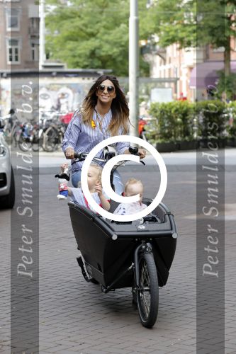 Amsterdam 15 juli 2017 
Maria Tailor met kinderen in de bakfiets . Haar vriend Jeroen v d Bergh is er ook bij