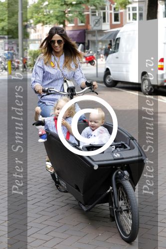 Amsterdam 15 juli 2017 
Maria Tailor met kinderen in de bakfiets . Haar vriend Jeroen v d Bergh is er ook bij