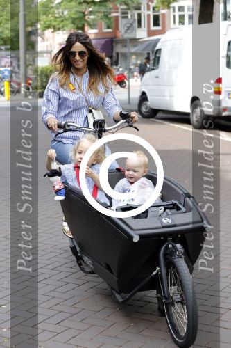 Amsterdam 15 juli 2017 
Maria Tailor met kinderen in de bakfiets . Haar vriend Jeroen v d Bergh is er ook bij