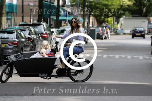 Amsterdam 15 juli 2017 
Maria Tailor met kinderen in de bakfiets . Haar vriend Jeroen v d Bergh is er ook bij