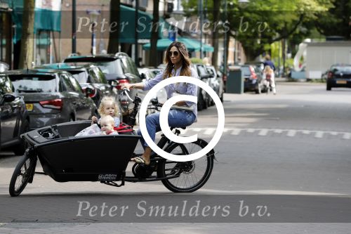 Amsterdam 15 juli 2017 
Maria Tailor met kinderen in de bakfiets . Haar vriend Jeroen v d Bergh is er ook bij