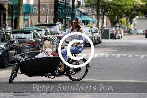 Amsterdam 15 juli 2017 
Maria Tailor met kinderen in de bakfiets . Haar vriend Jeroen v d Bergh is er ook bij