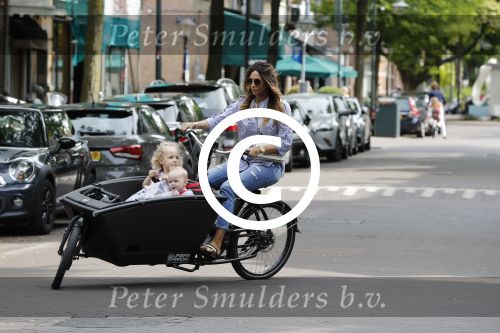 Amsterdam 15 juli 2017 
Maria Tailor met kinderen in de bakfiets . Haar vriend Jeroen v d Bergh is er ook bij