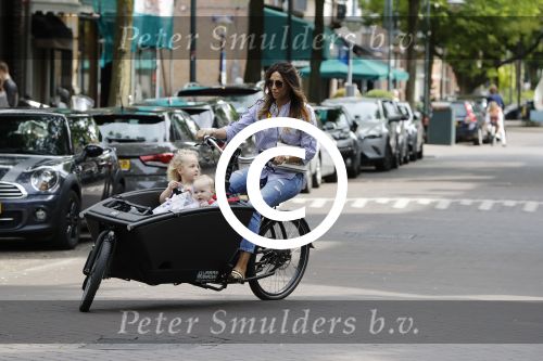Amsterdam 15 juli 2017 
Maria Tailor met kinderen in de bakfiets . Haar vriend Jeroen v d Bergh is er ook bij
