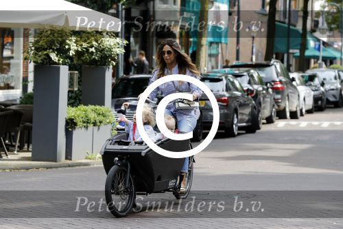 Amsterdam 15 juli 2017 
Maria Tailor met kinderen in de bakfiets . Haar vriend Jeroen v d Bergh is er ook bij