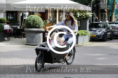 Amsterdam 15 juli 2017 
Maria Tailor met kinderen in de bakfiets . Haar vriend Jeroen v d Bergh is er ook bij