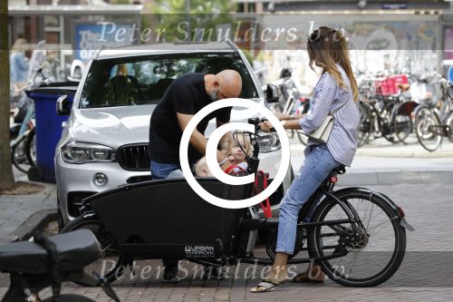Amsterdam 15 juli 2017 
Maria Tailor met kinderen in de bakfiets . Haar vriend Jeroen v d Bergh is er ook bij
