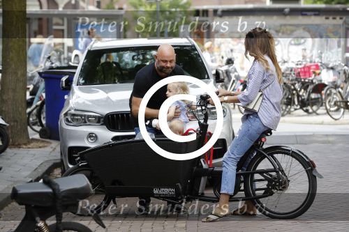 Amsterdam 15 juli 2017 
Maria Tailor met kinderen in de bakfiets . Haar vriend Jeroen v d Bergh is er ook bij