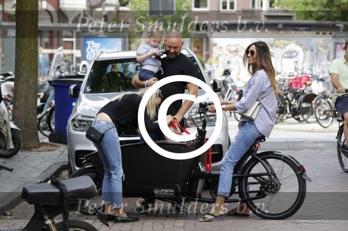 Amsterdam 15 juli 2017 
Maria Tailor met kinderen in de bakfiets . Haar vriend Jeroen v d Bergh is er ook bij