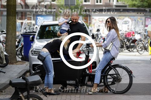 Amsterdam 15 juli 2017 
Maria Tailor met kinderen in de bakfiets . Haar vriend Jeroen v d Bergh is er ook bij