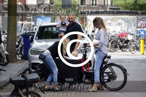 Amsterdam 15 juli 2017 
Maria Tailor met kinderen in de bakfiets . Haar vriend Jeroen v d Bergh is er ook bij
