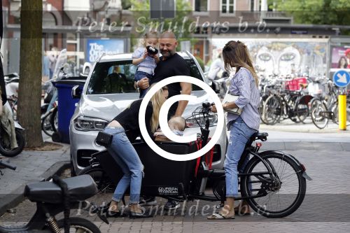 Amsterdam 15 juli 2017 
Maria Tailor met kinderen in de bakfiets . Haar vriend Jeroen v d Bergh is er ook bij