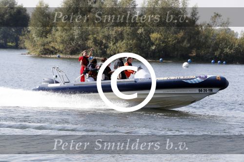 Eiland van Maurik 4 september 2017
Groepsfoto met Nicolette Kluijver en Dennis Weening met Marieke Elsinga, Anouk Hoogendijk, Roeland Fernhout, Niels Gomperts, Carolina Dijkhuizen, Henk Poort, Joelle Witschge, Richard Witschge, Shelly Sterk, Soundos El Ahmadi, Danny Froger, Kaj Gorgels, Nicole Buch en Brace. tijdens de persviewing van Expeditie Robinson 2017 op het Eiland van Maurik