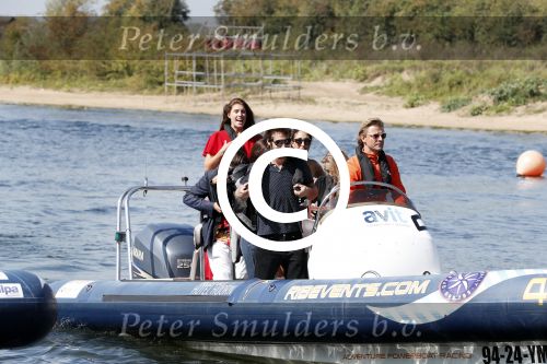 Eiland van Maurik 4 september 2017
Groepsfoto met Nicolette Kluijver en Dennis Weening met Marieke Elsinga, Anouk Hoogendijk, Roeland Fernhout, Niels Gomperts, Carolina Dijkhuizen, Henk Poort, Joelle Witschge, Richard Witschge, Shelly Sterk, Soundos El Ahmadi, Danny Froger, Kaj Gorgels, Nicole Buch en Brace. tijdens de persviewing van Expeditie Robinson 2017 op het Eiland van Maurik