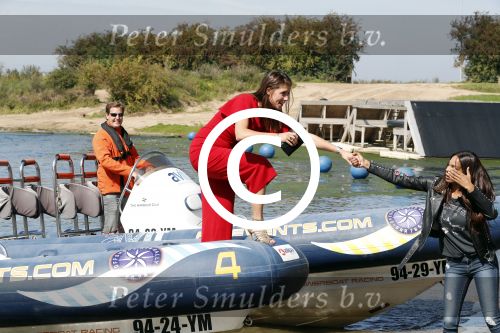 Eiland van Maurik 4 september 2017
Groepsfoto met Nicolette Kluijver en Dennis Weening met Marieke Elsinga, Anouk Hoogendijk, Roeland Fernhout, Niels Gomperts, Carolina Dijkhuizen, Henk Poort, Joelle Witschge, Richard Witschge, Shelly Sterk, Soundos El Ahmadi, Danny Froger, Kaj Gorgels, Nicole Buch en Brace. tijdens de persviewing van Expeditie Robinson 2017 op het Eiland van Maurik