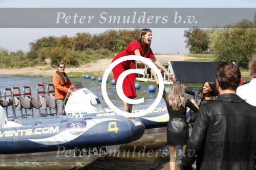 Eiland van Maurik 4 september 2017
Groepsfoto met Nicolette Kluijver en Dennis Weening met Marieke Elsinga, Anouk Hoogendijk, Roeland Fernhout, Niels Gomperts, Carolina Dijkhuizen, Henk Poort, Joelle Witschge, Richard Witschge, Shelly Sterk, Soundos El Ahmadi, Danny Froger, Kaj Gorgels, Nicole Buch en Brace. tijdens de persviewing van Expeditie Robinson 2017 op het Eiland van Maurik