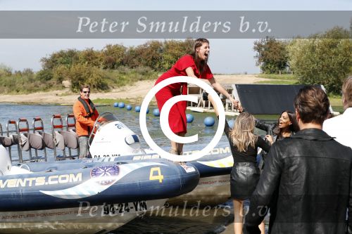 Eiland van Maurik 4 september 2017
Groepsfoto met Nicolette Kluijver en Dennis Weening met Marieke Elsinga, Anouk Hoogendijk, Roeland Fernhout, Niels Gomperts, Carolina Dijkhuizen, Henk Poort, Joelle Witschge, Richard Witschge, Shelly Sterk, Soundos El Ahmadi, Danny Froger, Kaj Gorgels, Nicole Buch en Brace. tijdens de persviewing van Expeditie Robinson 2017 op het Eiland van Maurik