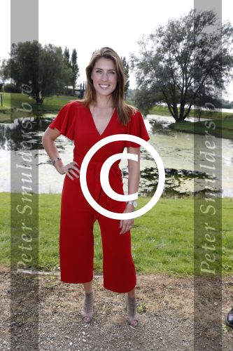 Eiland van Maurik 4 september 2017
Groepsfoto met Nicolette Kluijver en Dennis Weening met Marieke Elsinga, Anouk Hoogendijk, Roeland Fernhout, Niels Gomperts, Carolina Dijkhuizen, Henk Poort, Joelle Witschge, Richard Witschge, Shelly Sterk, Soundos El Ahmadi, Danny Froger, Kaj Gorgels, Nicole Buch en Brace. tijdens de persviewing van Expeditie Robinson 2017 op het Eiland van Maurik