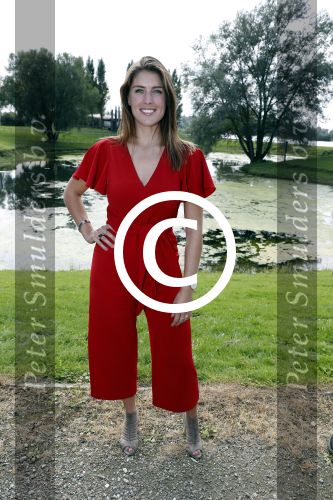 Eiland van Maurik 4 september 2017
Groepsfoto met Nicolette Kluijver en Dennis Weening met Marieke Elsinga, Anouk Hoogendijk, Roeland Fernhout, Niels Gomperts, Carolina Dijkhuizen, Henk Poort, Joelle Witschge, Richard Witschge, Shelly Sterk, Soundos El Ahmadi, Danny Froger, Kaj Gorgels, Nicole Buch en Brace. tijdens de persviewing van Expeditie Robinson 2017 op het Eiland van Maurik