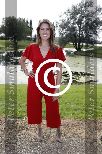 Eiland van Maurik 4 september 2017
Groepsfoto met Nicolette Kluijver en Dennis Weening met Marieke Elsinga, Anouk Hoogendijk, Roeland Fernhout, Niels Gomperts, Carolina Dijkhuizen, Henk Poort, Joelle Witschge, Richard Witschge, Shelly Sterk, Soundos El Ahmadi, Danny Froger, Kaj Gorgels, Nicole Buch en Brace. tijdens de persviewing van Expeditie Robinson 2017 op het Eiland van Maurik