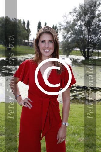 Eiland van Maurik 4 september 2017
Groepsfoto met Nicolette Kluijver en Dennis Weening met Marieke Elsinga, Anouk Hoogendijk, Roeland Fernhout, Niels Gomperts, Carolina Dijkhuizen, Henk Poort, Joelle Witschge, Richard Witschge, Shelly Sterk, Soundos El Ahmadi, Danny Froger, Kaj Gorgels, Nicole Buch en Brace. tijdens de persviewing van Expeditie Robinson 2017 op het Eiland van Maurik