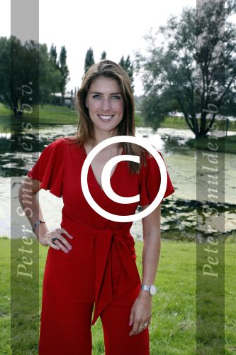 Eiland van Maurik 4 september 2017
Groepsfoto met Nicolette Kluijver en Dennis Weening met Marieke Elsinga, Anouk Hoogendijk, Roeland Fernhout, Niels Gomperts, Carolina Dijkhuizen, Henk Poort, Joelle Witschge, Richard Witschge, Shelly Sterk, Soundos El Ahmadi, Danny Froger, Kaj Gorgels, Nicole Buch en Brace. tijdens de persviewing van Expeditie Robinson 2017 op het Eiland van Maurik