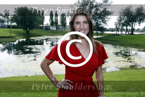 Eiland van Maurik 4 september 2017
Groepsfoto met Nicolette Kluijver en Dennis Weening met Marieke Elsinga, Anouk Hoogendijk, Roeland Fernhout, Niels Gomperts, Carolina Dijkhuizen, Henk Poort, Joelle Witschge, Richard Witschge, Shelly Sterk, Soundos El Ahmadi, Danny Froger, Kaj Gorgels, Nicole Buch en Brace. tijdens de persviewing van Expeditie Robinson 2017 op het Eiland van Maurik