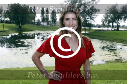 Eiland van Maurik 4 september 2017
Groepsfoto met Nicolette Kluijver en Dennis Weening met Marieke Elsinga, Anouk Hoogendijk, Roeland Fernhout, Niels Gomperts, Carolina Dijkhuizen, Henk Poort, Joelle Witschge, Richard Witschge, Shelly Sterk, Soundos El Ahmadi, Danny Froger, Kaj Gorgels, Nicole Buch en Brace. tijdens de persviewing van Expeditie Robinson 2017 op het Eiland van Maurik