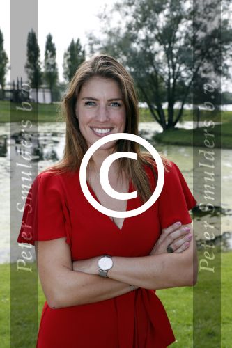 Eiland van Maurik 4 september 2017
Groepsfoto met Nicolette Kluijver en Dennis Weening met Marieke Elsinga, Anouk Hoogendijk, Roeland Fernhout, Niels Gomperts, Carolina Dijkhuizen, Henk Poort, Joelle Witschge, Richard Witschge, Shelly Sterk, Soundos El Ahmadi, Danny Froger, Kaj Gorgels, Nicole Buch en Brace. tijdens de persviewing van Expeditie Robinson 2017 op het Eiland van Maurik