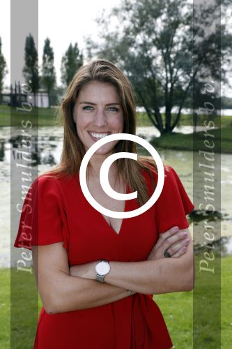 Eiland van Maurik 4 september 2017
Groepsfoto met Nicolette Kluijver en Dennis Weening met Marieke Elsinga, Anouk Hoogendijk, Roeland Fernhout, Niels Gomperts, Carolina Dijkhuizen, Henk Poort, Joelle Witschge, Richard Witschge, Shelly Sterk, Soundos El Ahmadi, Danny Froger, Kaj Gorgels, Nicole Buch en Brace. tijdens de persviewing van Expeditie Robinson 2017 op het Eiland van Maurik