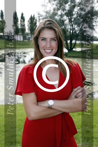 Eiland van Maurik 4 september 2017
Groepsfoto met Nicolette Kluijver en Dennis Weening met Marieke Elsinga, Anouk Hoogendijk, Roeland Fernhout, Niels Gomperts, Carolina Dijkhuizen, Henk Poort, Joelle Witschge, Richard Witschge, Shelly Sterk, Soundos El Ahmadi, Danny Froger, Kaj Gorgels, Nicole Buch en Brace. tijdens de persviewing van Expeditie Robinson 2017 op het Eiland van Maurik