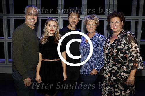 Hoorn 12 september 2017
Albert Verlinde en stage entertainment presenteren cast Annie MG Schmidt. Simone Kleinsma William Spaaij Marjolein TouwWim v d Driessche en Jeske v d Staak
De repetities waren in de schouwburg van Hoorn.