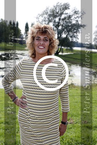 Eiland van Maurik 4 september 2017
Groepsfoto met Nicolette Kluijver en Dennis Weening met Marieke Elsinga, Anouk Hoogendijk, Roeland Fernhout, Niels Gomperts, Carolina Dijkhuizen, Henk Poort, Joelle Witschge, Richard Witschge, Shelly Sterk, Soundos El Ahmadi, Danny Froger, Kaj Gorgels, Nicole Buch en Brace. tijdens de persviewing van Expeditie Robinson 2017 op het Eiland van Maurik
